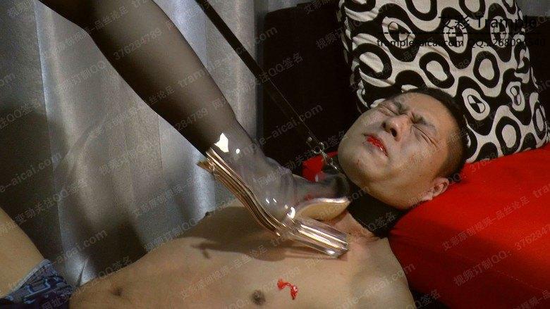 黑丝透明靴子踩死贱奴