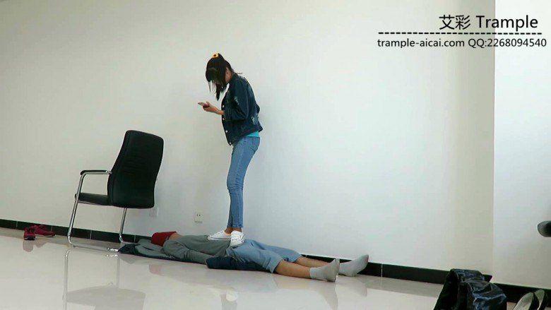 高中生小蛮女主白帆布鞋踩踏全身，下体！