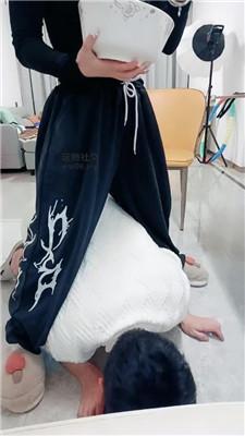 【南月女神】毛拖鞋白袜S-脚下喂食 JS250218-9