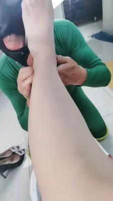 【调教视频】【魔鬼天使】伺候主人下班-咀嚼嘴洗丝袜/骑马