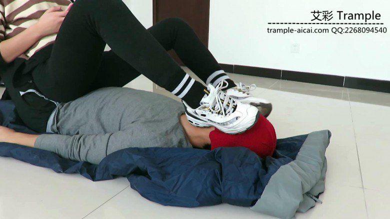 窒息!00后女主运动鞋,踩脚裤棉袜,裸足捂脸堵嘴! 窒息!00后女主运动鞋,踩脚裤棉袜,裸足捂脸堵嘴!