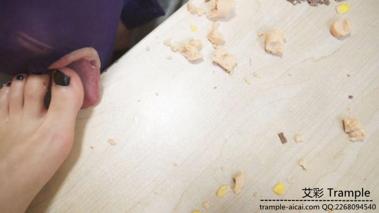 学生妹裸足踩舌头