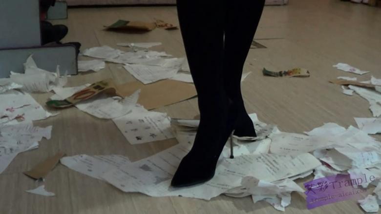 黑冰S 黑丝高跟踩碎卷子欺负书呆子