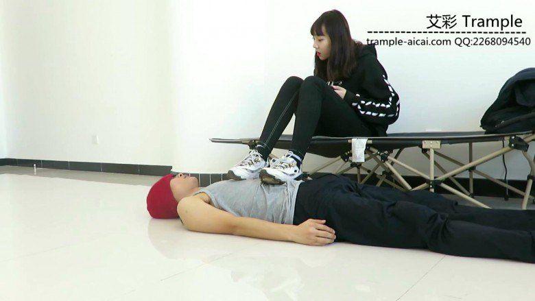 跪舔00后天使女主运动鞋底被运动鞋碾踩下体身体！