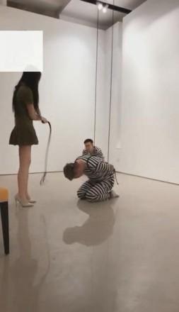 【VIVI】女警调教两囚犯