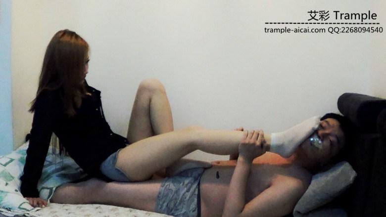 黑冰S原味白短丝踩踏窒息 往鼻孔里吐痰呛死贱奴 黑冰S原味白短丝踩踏窒息 往鼻孔里吐痰呛死贱奴