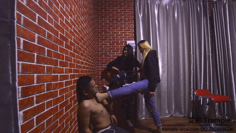 语儿和闺蜜耳光调教贱奴