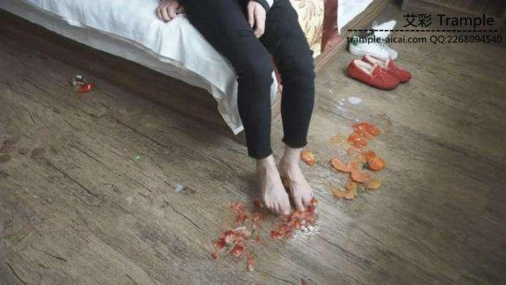 艺校美女原味小白鞋踩草莓