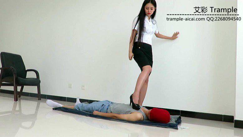 老师天依女主高跟踩贱狗！