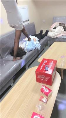 【天津女仆店S】素人母畜-舔臭脚/遛狗骑马/黑丝脚踩踏【完整版】