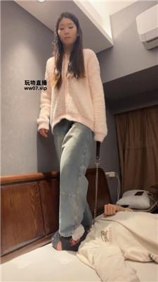 【伊未】牵狗链白袜脚踩虐 bf51345