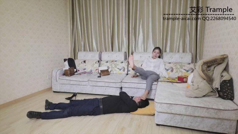 希雨脚耳光调教同事 希雨脚耳光调教同事