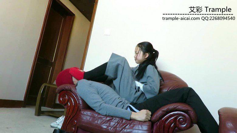 12侑主蹦跳踩踏棉袜脚耳光窒息坐脸玩弄贱狗！