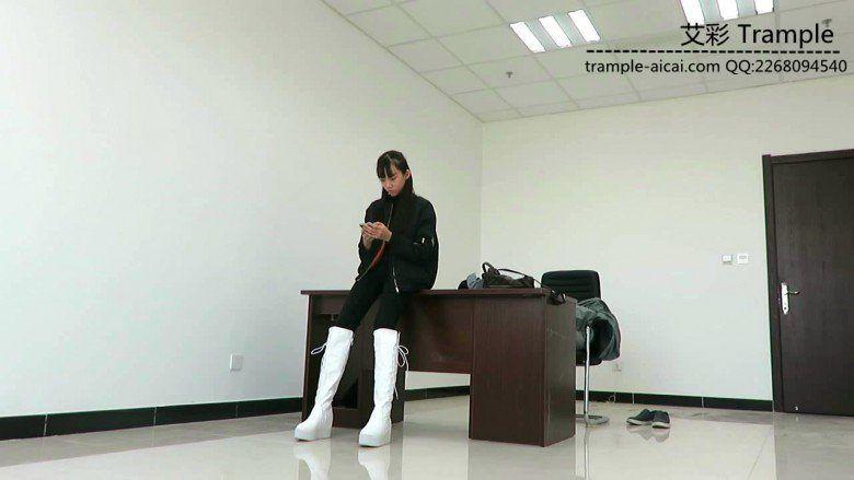 00后天使女主白色长靴骑乘牲畜马来回溜达! 00后天使女主白色长靴骑乘牲畜马来回溜达!