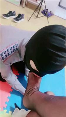 【艾琳】老师惩罚差生-骑马虐打/跪舔美足/脚插嘴