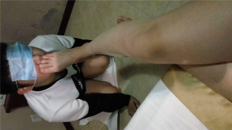 鸽宝S裸足插嘴深喉舔脚