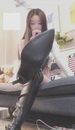 【VIVI】皮靴肉丝高跟下的狗畜牲