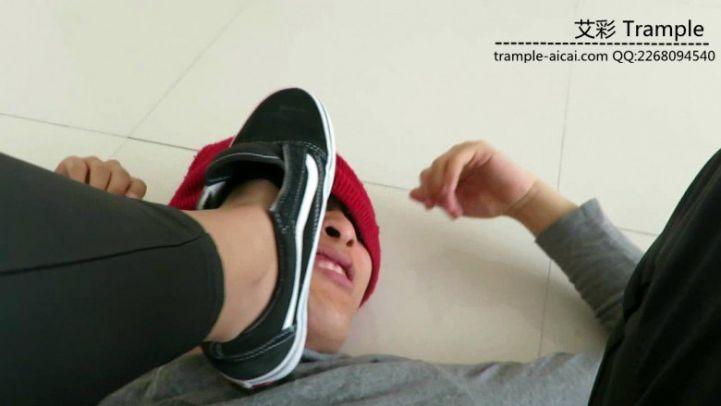 媛媛女主骑乘，踢裆、船袜踩脸！