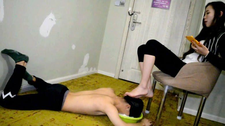 『奴隶岛』—萱萱牛奶舌浴、含牛奶插嘴深喉