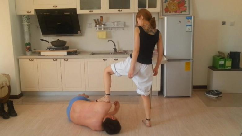 黑冰格斗练习踹肥奴