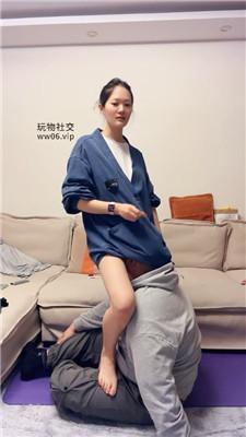 【埋汰】玉足踩虐猥琐继父 JS250304-16