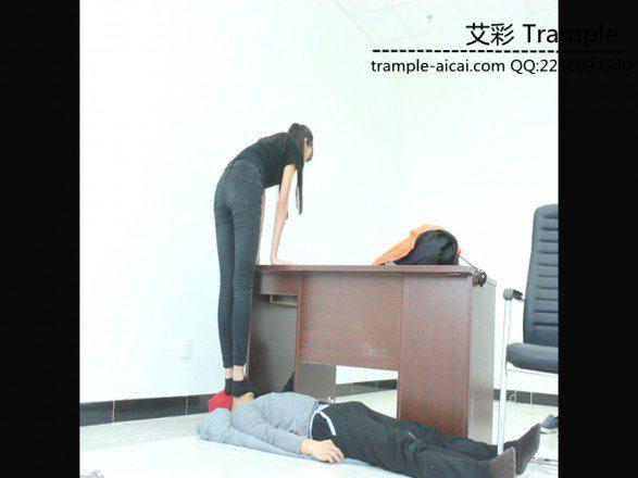 00后天使女主棉船袜全体重踩狗头，下体各种践踏！