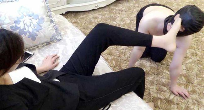 173长腿美女，平底鞋抽耳光，SP鞭打，闻鞋舔脚，骑马遛狗，语言羞辱