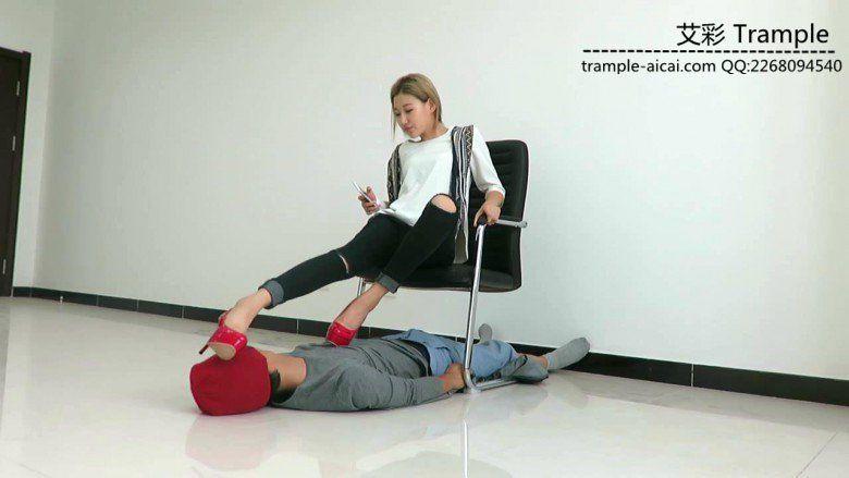 冰冰女主红色高跟玩弄贱狗！