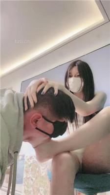 【月影儿】开发暗恋者做狗-高跟踩踏/脚插嘴