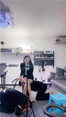 【尤金女皇】抽耳光/藤条鞭打/踩踏/虐乳舔臭脚