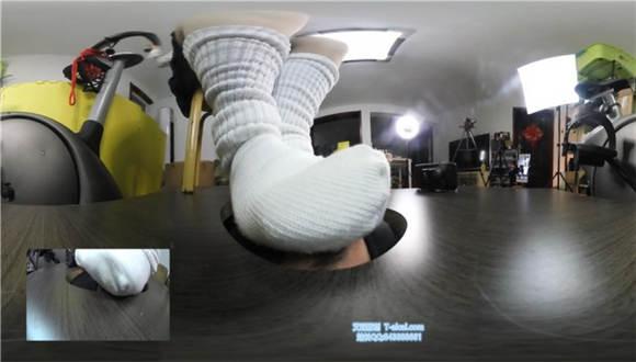 VR琳S人脸地板上 鞋子臭袜子踩脸窒息舔鞋底靴跟插嘴 VR琳S人脸地板上 鞋子臭袜子踩脸窒息舔鞋底靴跟插嘴