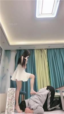 【月影儿】开发暗恋者做狗-高跟踩踏/脚插嘴