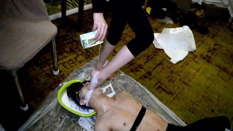 『奴隶岛』—萱萱牛奶舌浴、含牛奶插嘴深喉