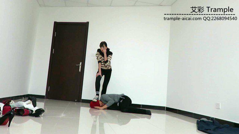 00后女主膝顶踢裆暴打小混混！