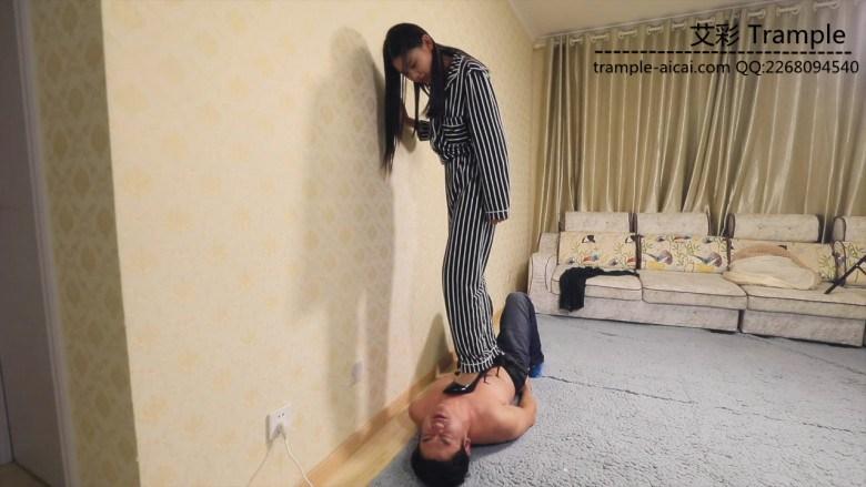 凶狠暴力高跟踩踏