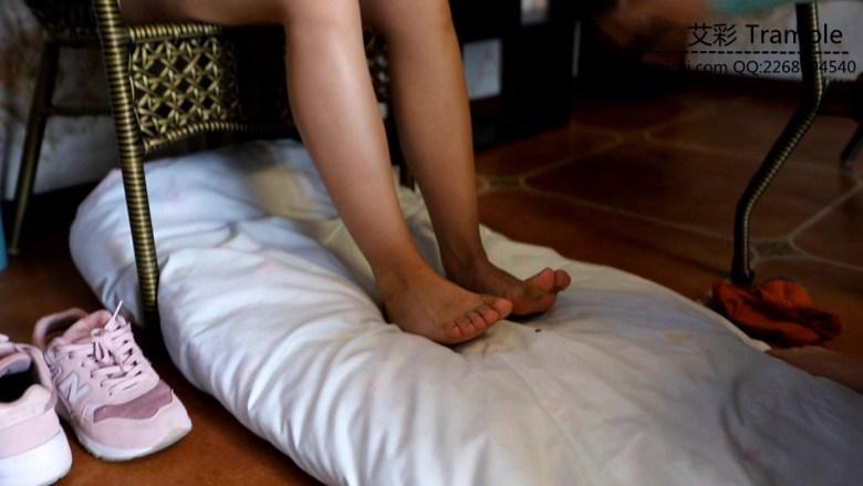 床上舔学姐裸足