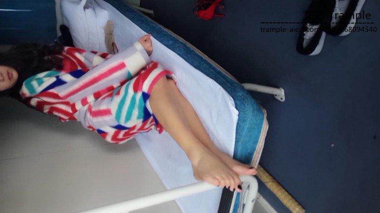 艾丝女王-火车卧铺上的丝足高跟展示