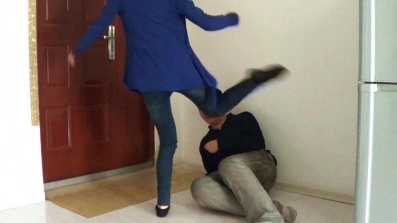 黑冰女神 皮靴黑棉袜 踹爆内脏踩断肋骨