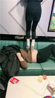 【梓S】KTV-群调S玩虐老板/骑脖/踩踏【完整版】