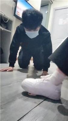 【沐沐大大】小白鞋白袜踩踏喂食 JS250306-21