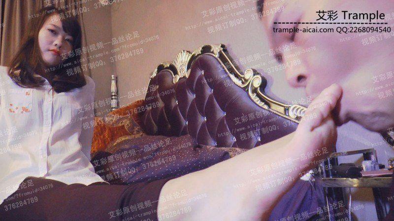 馨雨裸足短白丝