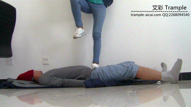 高中生小蛮女主白帆布鞋踩踏全身，下体！