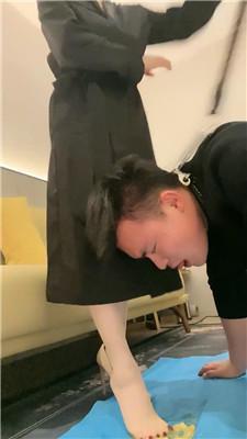 【丹丹】清理多双脏鞋底/脚下喂食 JS250301-36