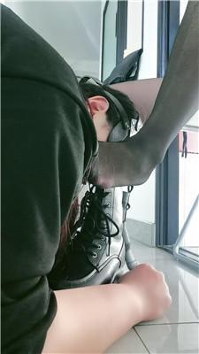 【璃茉】短靴黑丝脚下喂食母畜 JS250210-2