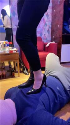 【毛绒月亮】长靴提档/抽耳光/踩踏闻白袜/脚插嘴