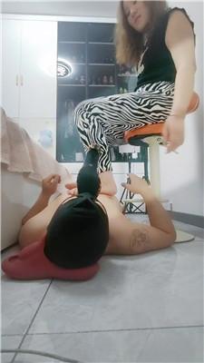 【李老师】骑马胯下辱-高跟踩踏【双视角版】JS250310-8