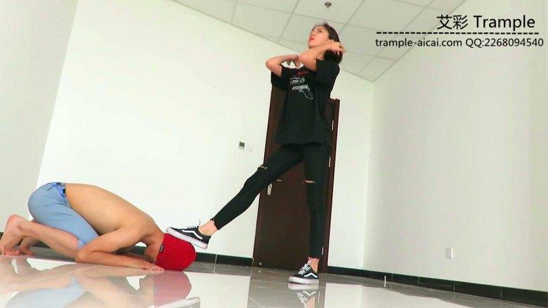 00后女主爆踢下体羞辱贱狗磕头！