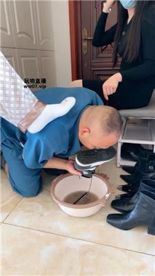 【斯羽情侣主】强迫狗喝刷鞋水【双视角版】 JS250317-42