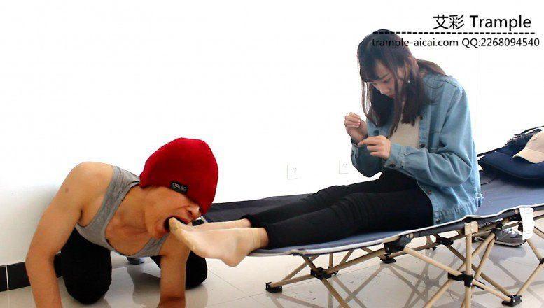 跪舔00后天使短丝玉足！贱狗被坐肚子践踏！