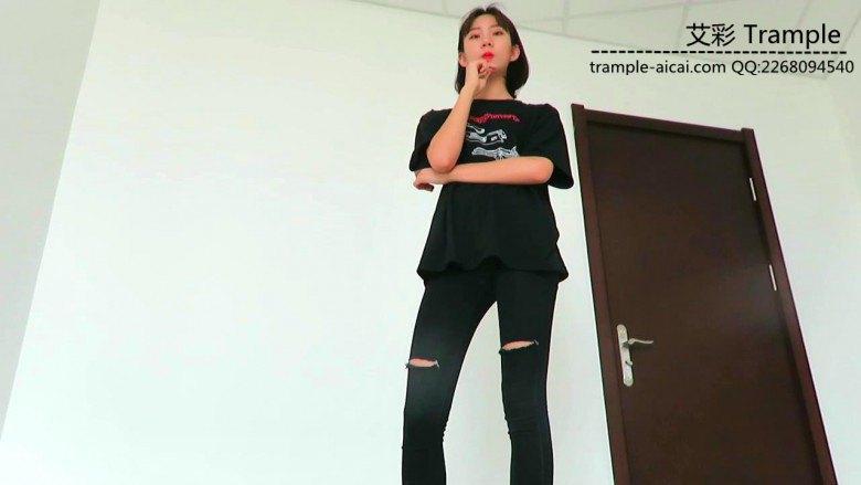 00后女主爆踢下体羞辱贱狗磕头！